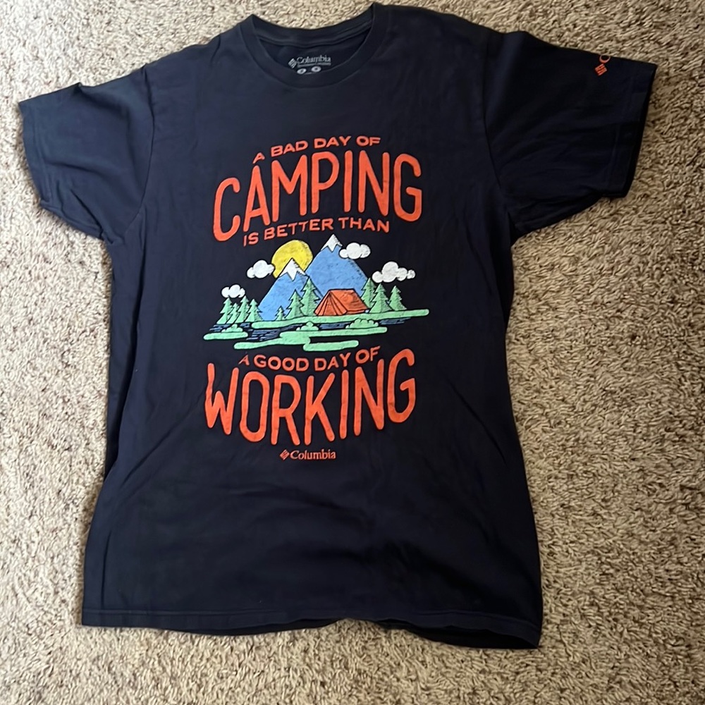 Lightly worn men’s size M Columbia camping graphic tee in dark navy!